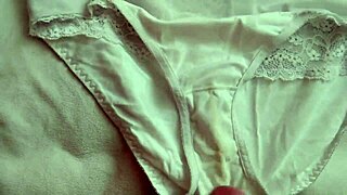 masturbándome con los panties de mi novia