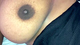 Socando a rola com força na buceta da morena