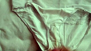 masturbándome con los panties de mi novia