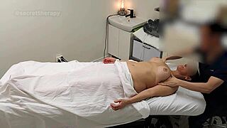 emma, φλερτάρα milf με τεράστια στήθη, έτοιμη να γαμήσει κατά τη διάρκεια μασάζ