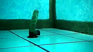 La pandita receives the hot year with her favorite toy