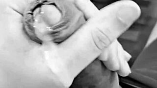 Novinho dotado gozando gostoso em solo bissexual.