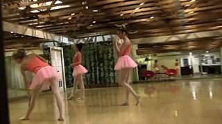 N-neverím, baleríny trestajú mňa, nováčika, veľkými chujmi v skupine!