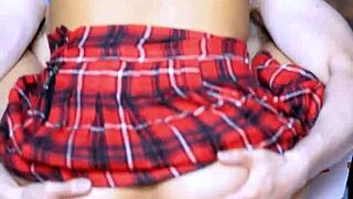 la hijastra con figura apretada impulsa encuentros secretos en apartamento