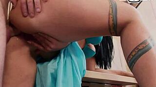 Niemiecka gospodyni domu uwodzi młodego faceta na dziki ruch