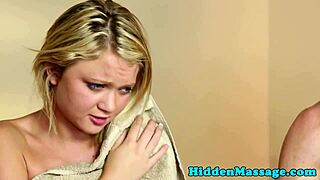 O rany, nie mogę uwierzyć, że ta laska została gardłowana przez muskularnego masażystę... tak intensywnie!