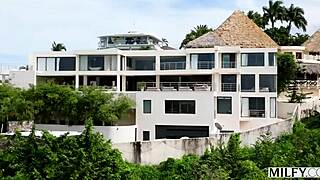 Milfy tørstig Texas milf smyger seg bort for deepthroat på ferie