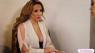 היי אמא חורגת, תמשיכי ללקק את הכוס של הבת החורגת שלי ככה