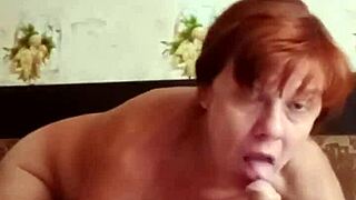 このウェブカムマミーは今夜ワイルドなフェラとハンドジョブセッションを扱える？