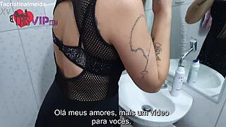 Casada safada sem calcinha provocando vendedor em uma loja de calçados cristina almeida