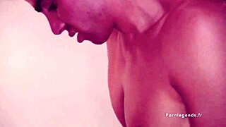 vicky vette allong�e sur son lit elle attend son homme et lui donne tous ses trous