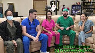 남자 간호사가 쉬는 시간에 진찰대에서 대담하게 자위해