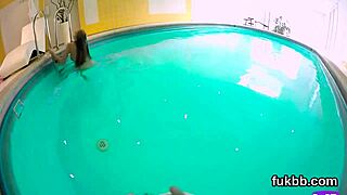 난잡한 젊은이 손가락질하다가 세게 박히기