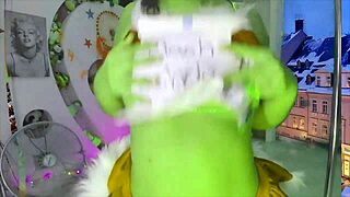 Hot Grinch fucks in split position