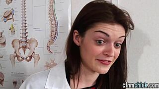 По дяволите, тази фемдом медицинска сестра в униформа поема контрол в болницата! 😈