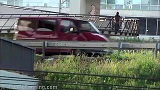 Ξανθιά 18+ Alexis Crystal σε δημόσια οργία τριάδας