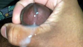 Amatér: Můj manžel si šoupe velký černý chuj v ložnici, vytryskne v zpomaleném záběru