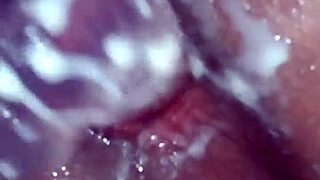 Si že videl pravo spermo, ki kaplja iz moje raztrgane ritke luknje?