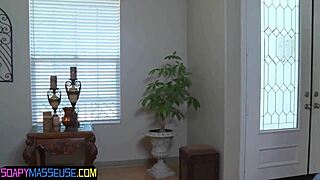 מעסה צעירה 18+ מתגרה ומצצה זין באמבטיה