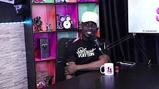 A pele do pau dele grudou na boca da mulher com aparelho e o boquete foi