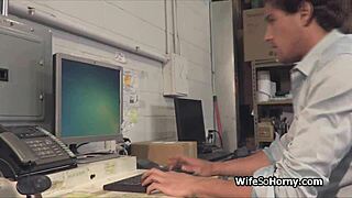 Bos MILF goda kontol keras baru di gudang untuk affair panas.