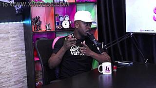 A pele do pau dele grudou na boca da mulher com aparelho e o boquete foi