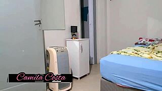 友達がスパイしてベッドで私を襲う