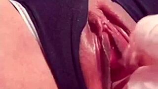 Посмотри на эту шлюшку, соблазняющую своей бритой пиздой!