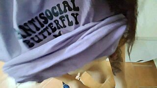 Хорна мама се промъква с приятел за дива езда