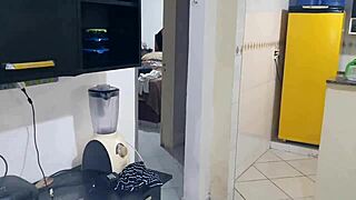 Paty Bumbum breaks cell phone