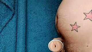 Divná holka v kuchyni používá fleshlight na kokot s teniskami a tetováním