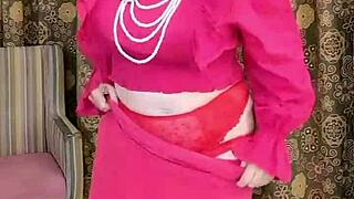 MILF fierbinte cu sâni mari Mariaold în ciorapi roșii și tocuri înalte.