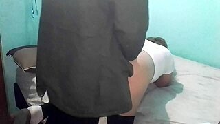 cogemos de perrito en cama de dos plazas