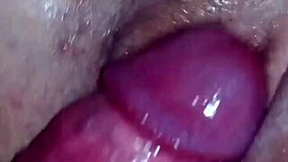 fodendo e gozando no cu da novinha