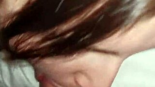 Jag hittade min styvsyster vila och körde in min kuk i hennes hals och tuttar