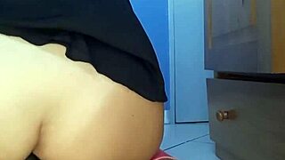 a loira milf abre o cu com garrafa grande