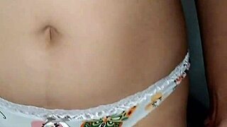 Brunette Latina seksi tanggal bogel di webcam