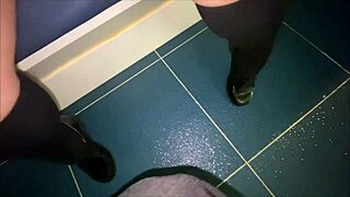 Zvrátený pár v love hoteli sa vzrušuje navzájomými perverznými hrátkami