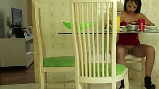 Padrasto Filma Enteada Almocando Sem Calcinha