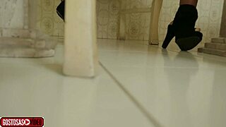 Padrasto Filma Enteada Almocando Sem Calcinha