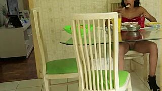 Padrasto Filma Enteada Almocando Sem Calcinha