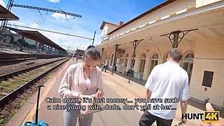 Hunt4k csaj borotvált punciját fúrják, míg a férj nézi