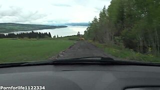 Söt liftande tjej blir hårt spankad och grovt fingrad i bilen. Hennes rakade fitta tar utomhusstraff!