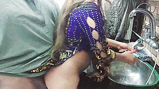 Индијска слушкиња жестоко јебана у кухињи од подмуклог власника сама