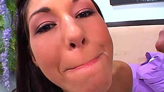 Jeg er Isabella Pacino tager store pikker i min stramme våde fisse