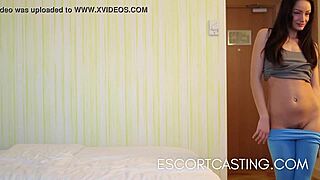 Маленькая эскортница попалась на скрытую камеру в отеле на кастинге милф-шлюхи