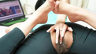 Indická manželka kouká porno a mlsá po tvrdém šukání v pozicích