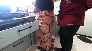 Sessão Intensa de Punheta na Frente da Empregada Bengali Aashni Mondal