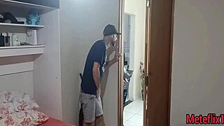 Trolando Esposa Com Olhos Vendados Corno Chamou Amigo Que Se Escondeu Dentro Do Guarda Roupa