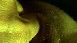 אני אוהבת להתאנן עם צעצועים, להרגיש רטובה כמו זונה ושרמוטה